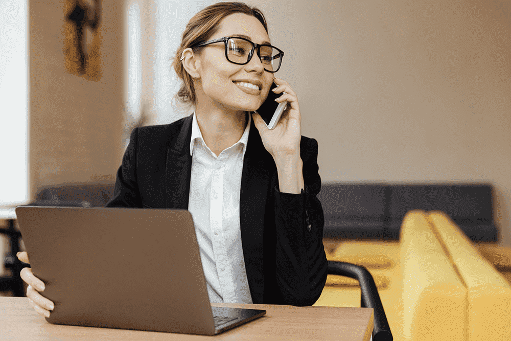 Copia de cheerful-business-woman-talking-by-mobile-phone-P5BU4VU